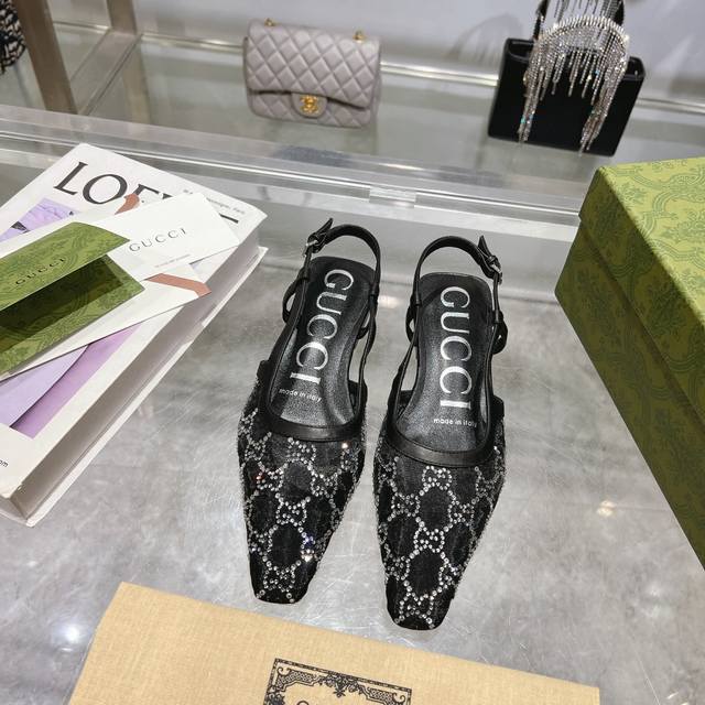 1226-3黑钻 35-41 女士鞋履系列从20世纪90年代和21世纪初的典藏设计中汲取创作灵感 缔就蕾丝 仿水晶和清透面料等迷人细节 这款芭蕾平底鞋由饰有闪耀