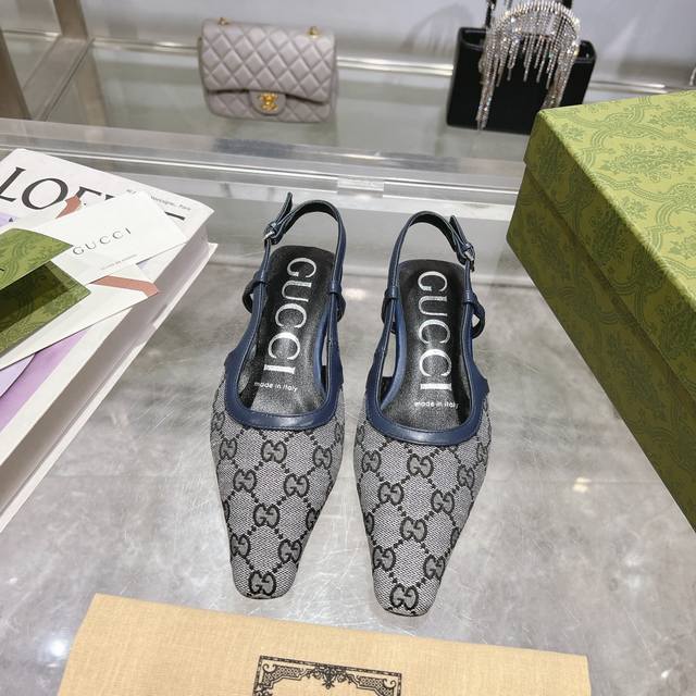 1226-3蓝g 35-41 女士鞋履系列从20世纪90年代和21世纪初的典藏设计中汲取创作灵感 缔就蕾丝 仿水晶和清透面料等迷人细节 这款芭蕾平底鞋由饰有闪耀