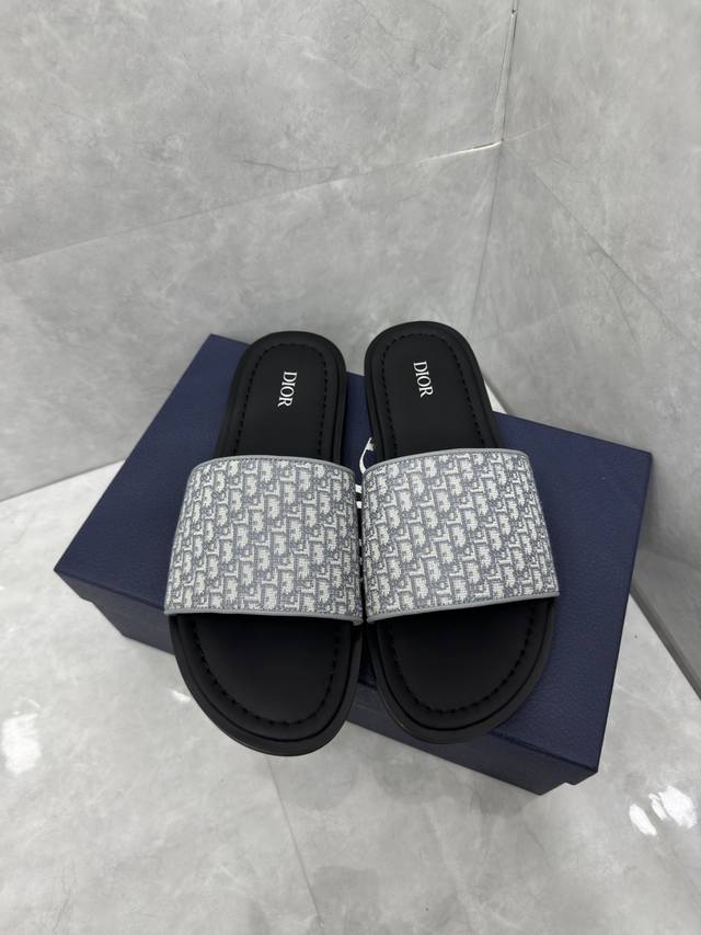 Dior Alias凉鞋是2024年新品 是一款悠闲而精致的作品 该风格采用米色和灰色dior Oblique提花制成 展示了简单便捷设计 这款凉鞋由灰色皮革和