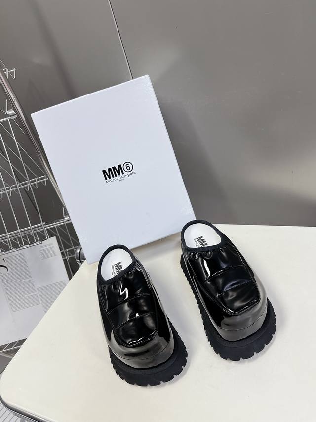 Mm6厚底面包拖 Maison Margiela 大热时尚风 慵懒风系列 实验性从功能主义的解构美学出发 意想不到的玩味和前卫演绎 多变的简约风格剪裁 呈现创意