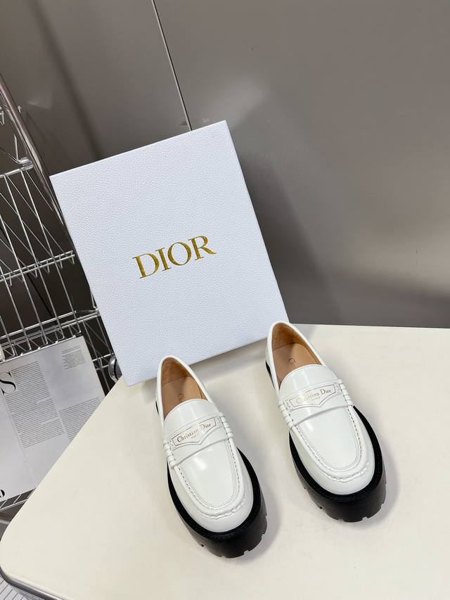 Dior迪奥春夏新款乐福鞋一眼就想要的乐福鞋#简单大方 低调奢华 配上醒目的chanristian Dior标志扣#非常高级穿着舒适好看而且好搭配#春夏秋冬都以