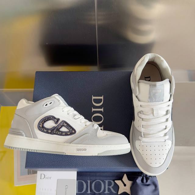 顶级版本 Dior迪奥b57系列 情侣款 休闲运动鞋 Cd 滑板鞋 原版购入开发 做货 这款 B57 中帮运动鞋是二零二四春季男装系列新品 重新诠释篮球鞋设计