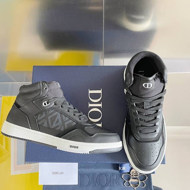 顶级版本: 最新配色 Dior迪奥b27系列 情侣款 老花 休闲 运动鞋 板鞋 原版购入开发 做货 这款 B27 高帮运动鞋是一款经典单品 采用迪奥灰牛皮革精心