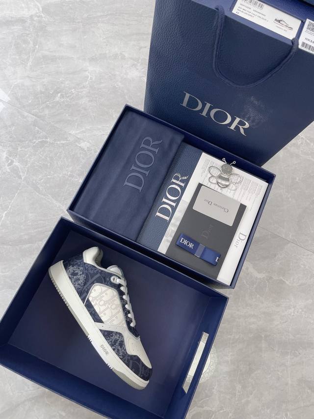 代购级 最新升级版本 Dior迪奥b27系列 情侣款 老花 休闲 运动鞋 板鞋 原版购入开发 做货 这款 B27 高帮运动鞋是一款经典单品 采用迪奥灰牛皮革精心