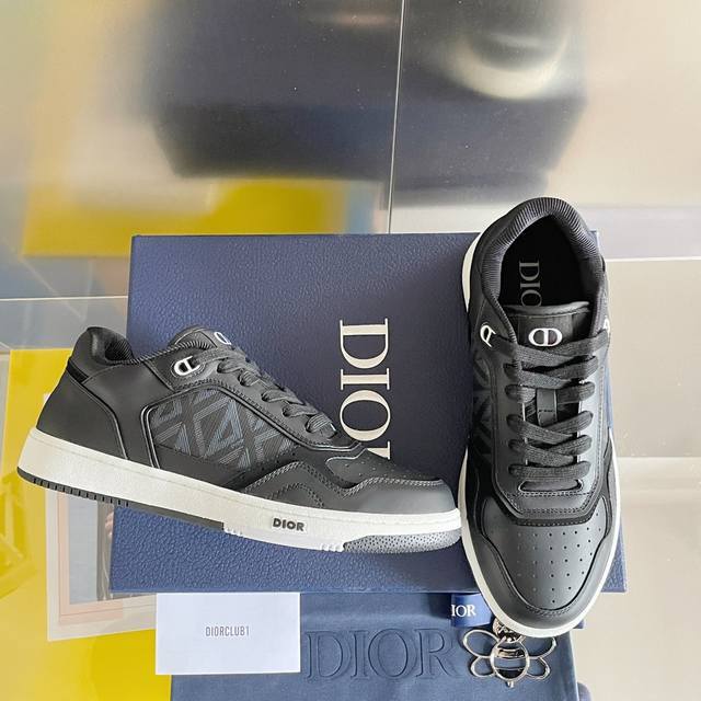 顶级版本 最新配色 Dior迪奥b27系列 情侣款 老花 休闲 运动鞋 板鞋 原版购入开发 做货 这款 B27 高帮运动鞋是一款经典单品 采用迪奥灰牛皮革精心制