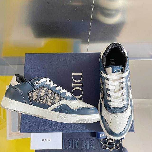 顶级版本 最新配色 Dior迪奥b27系列 情侣款 老花 休闲 运动鞋 板鞋 原版购入开发 做货 这款 B27 低帮运动鞋是该系列新品 延续 Dior 的经典款