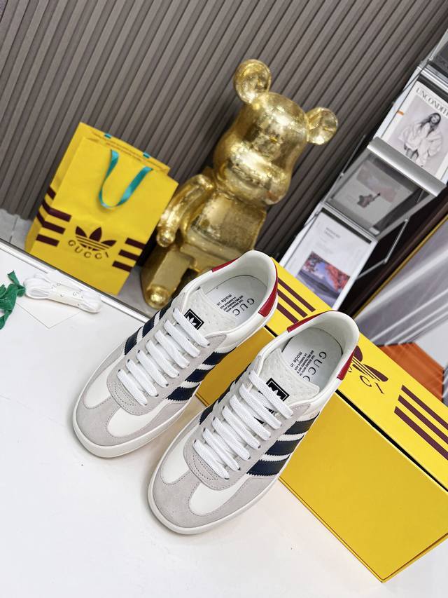 重磅联名 Adidas Gucci三叶草logo与标志性三条杆为设计元素将其与独属于的gucci 双方选择adidas Originals经典鞋型 Gazall