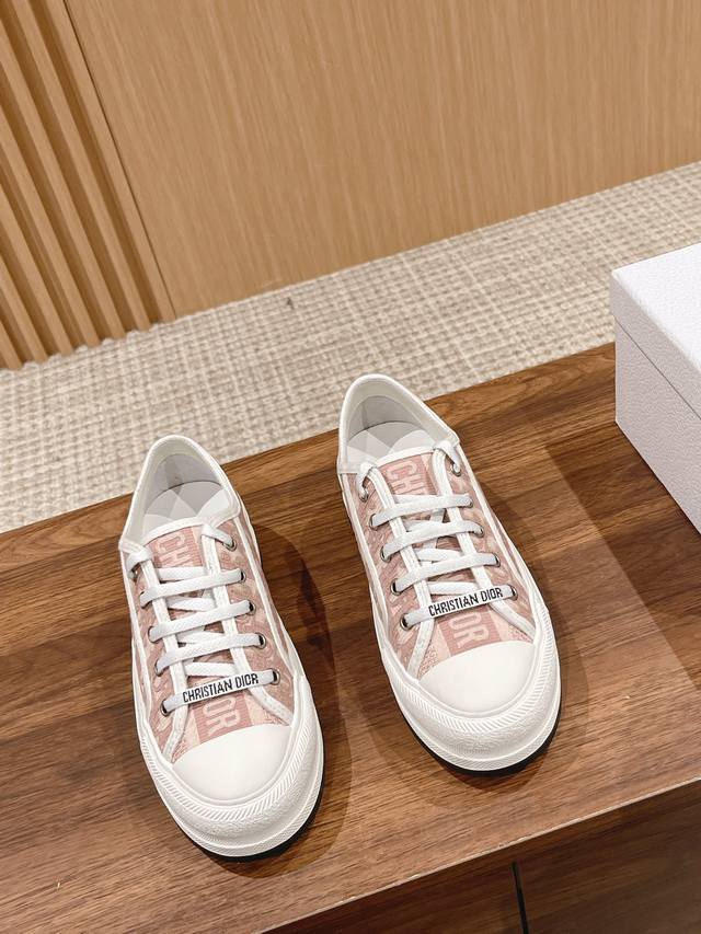 低帮 Dior 迪奥2023Walk'N系列老花刺绣 厚底帆布鞋 休闲运动鞋 原版购入开发 做货 这款 Walk'N'Dior 厚底运动鞋是一款时尚单品 提升该
