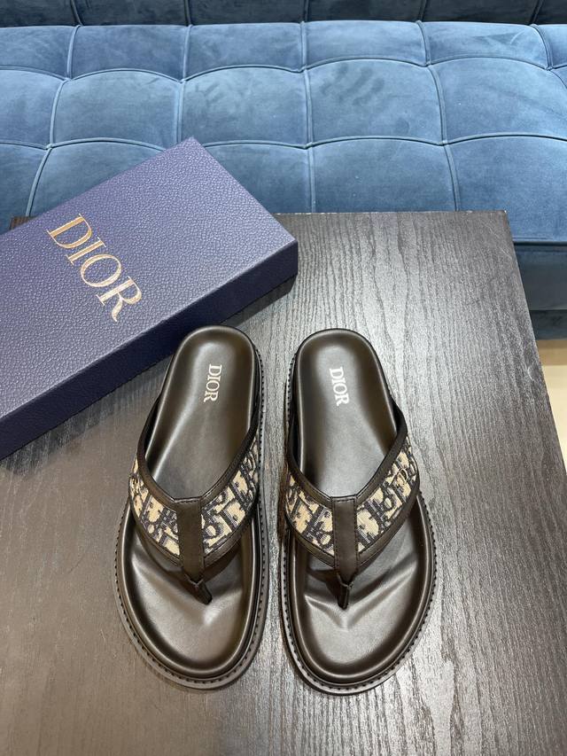 dior 迪奥 高品质拖鞋 夏季男士高品质经典拖鞋* 这款 Dior Aqua 拖鞋彰显 Dior 于 1967 年首度推出的品牌标志图案 鞋面点缀以 Cd I