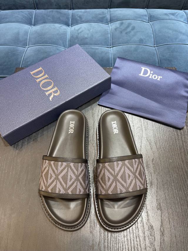 dior 迪奥 高品质拖鞋 夏季男士高品质经典拖鞋* 这款 Dior Aqua 拖鞋彰显 Dior 于 1967 年首度推出的品牌标志图案 鞋面点缀以 Cd I