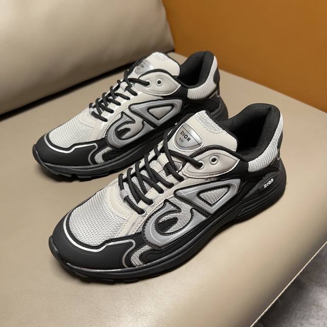b30运动鞋 Dior别具一格的经典新品 时尚而富有运动风范 采用灰色网眼织物精心制作 搭配黑色和迪奥灰色科技面料 饰以反光同色调cd30标志提升格调 富有美感