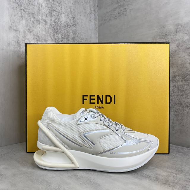 新款上架fendi芬迪 最新first 1系列ff 厚底 休闲 运动鞋 Fendi First 1系带运动鞋，斜对角f形立体波纹鞋底。浅灰色和白色高科技布料材质