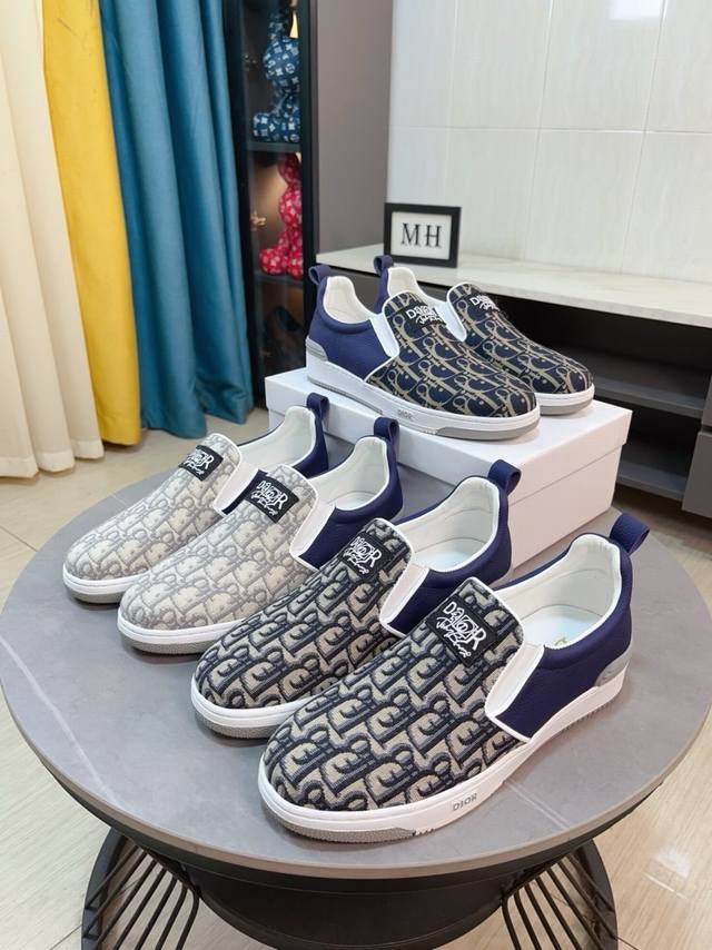 出厂价 Dior迪奥 爆卖款官网全球首发男鞋高端品牌 官网最新款系列：鞋面采用进口牛皮搭配专供面料打造网布透气内里。让行走更加便捷舒适！与官方的质量相比美的1：