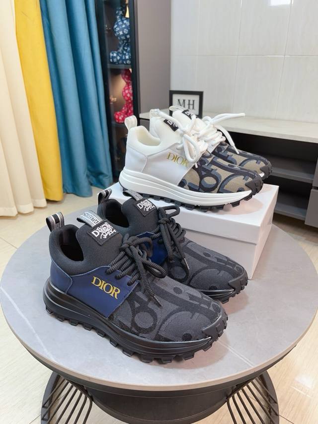 出厂价 Dior迪奥 爆卖款官网全球首发男鞋高端品牌 官网最新款系列：鞋面采用进口牛皮搭配专供面料打造网布透气内里。让行走更加便捷舒适！与官方的质量相比美的1： - 点击图像关闭