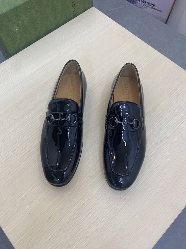 牛里 古奇男士最新新款休闲鞋！官网同步上市，绝对的奢华打造，进口深胶大底，舒适感爆棚。独特的设计理念，引领时尚新概念。配码：38-45