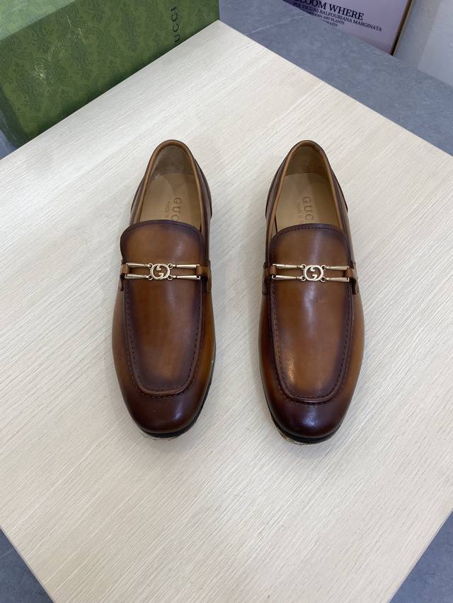 牛里 古奇男士最新新款休闲鞋！官网同步上市，绝对的奢华打造，进口深胶大底，舒适感爆棚。独特的设计理念，引领时尚新概念。配码：38-45