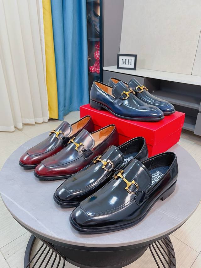 出厂价 水染牛里 Salvatore Ferragamo 菲拉格慕 男士最新款休闲商务皮鞋！专柜同步上市！面料采用专用进口原版反绒小牛皮，内里采用进口水染牛皮，