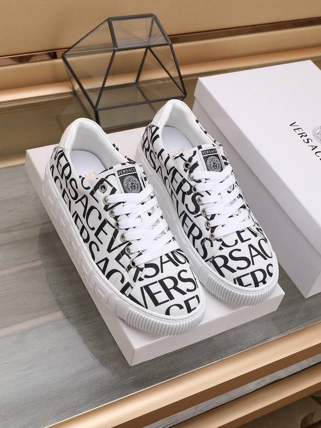 工厂价 Versace 男士新款上市鞋面采用原版布料3D打印图案羊皮内里，完美造型顶级品质，橡胶耐磨大底，鞋型饱满，立体感十足超级百搭 高档不失品味，时尚 码数