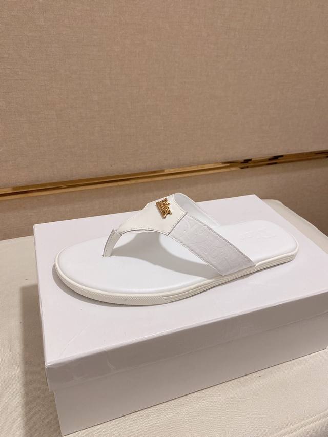 工厂价： Dior~迪奥拖鞋 男鞋高端品牌 官网1:1最新力作：原版开模定制，面料釆用进口原版材料制作，升级版大底，更轻便，防滑。市场顶级品质，简单不失品味，潮