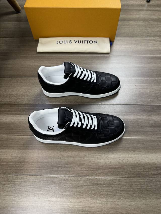 Louis Vuitt** 路易** -高端品质 原单 -鞋面：进口纳帕小牛皮、鞋身空压品牌图腾、鞋舌.后跟.高周波品牌logo -内里：品牌帆布布匹 -大底：