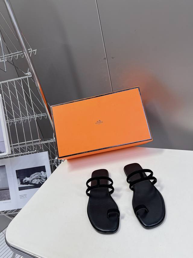 Hermes爱马仕2024春夏新款夹脚拖鞋 H家唯一一款夹脚拖鞋 简约的设计 极具辨识度的h压花 还是第一款，上脚包裹感更强，走路更跟脚原版复刻品质 细节一比一
