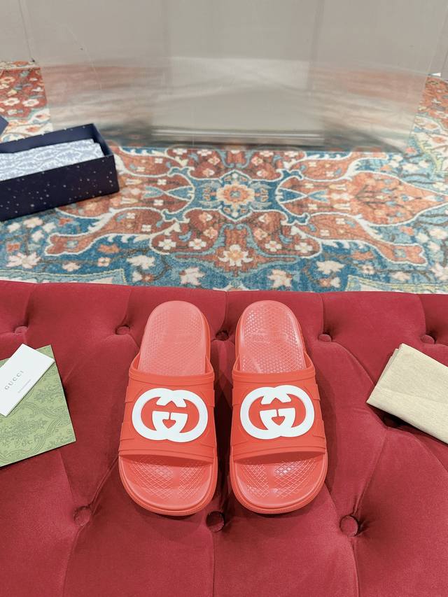Gucci*夏季新款互扣式一脚蹬凉拖鞋 该单品的灵感源自意大利海岸的夏季精神和海滩俱乐部，是 Gucci Lido 的一部分。早秋系列以现代方式重新诠释品牌的标