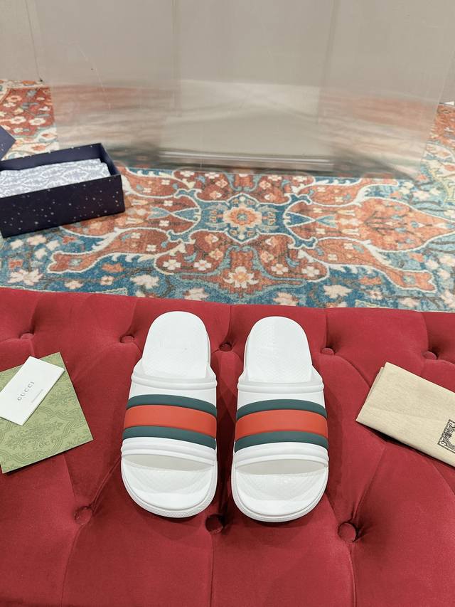 Gucci*夏季新款互扣式一脚蹬凉拖鞋 该单品的灵感源自意大利海岸的夏季精神和海滩俱乐部，是 Gucci Lido 的一部分。早秋系列以现代方式重新诠释品牌的标 - 点击图像关闭