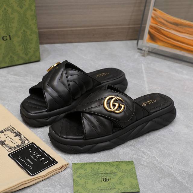 凉鞋10 最高版本 Gucci2024早春系列gg菱形经典厚底休闲拖鞋 凉鞋 由经典真皮电绣菱形条纹＋配双g金属扣作为品牌的标志性象征制作而成打造令人惊艳的作品