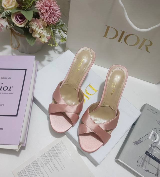 Dior Tribales 带跟穆勒鞋是24年最新款彰显高订魅力。8 厘米逗号跟搭配白色树脂珠饰。后侧珠饰点缀以金色调 Cd 标志，灵感源自同名耳环。圆形鞋头更