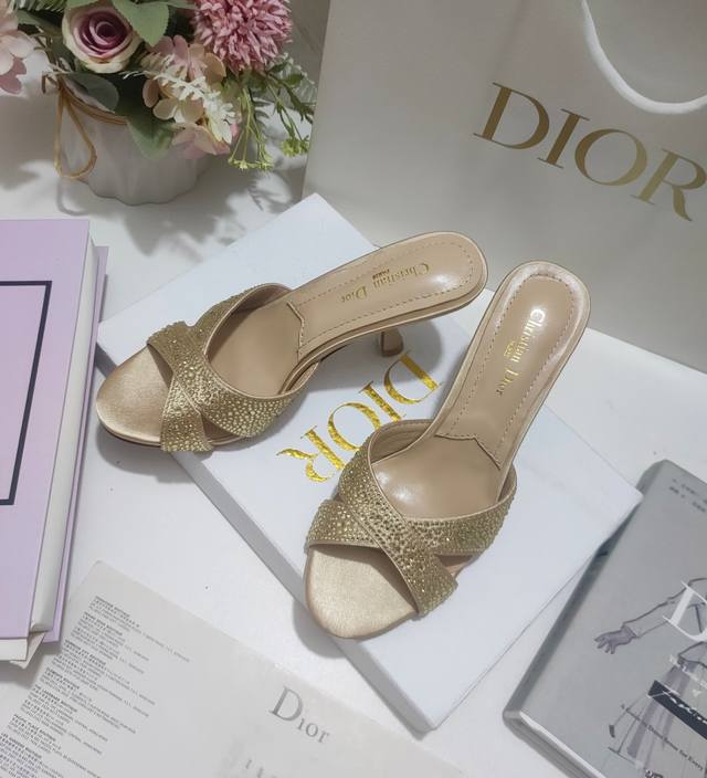 Dior Tribales 带跟穆勒鞋是24年最新款彰显高订魅力。8 厘米逗号跟搭配白色树脂珠饰。后侧珠饰点缀以金色调 Cd 标志，灵感源自同名耳环。圆形鞋头更 - 点击图像关闭