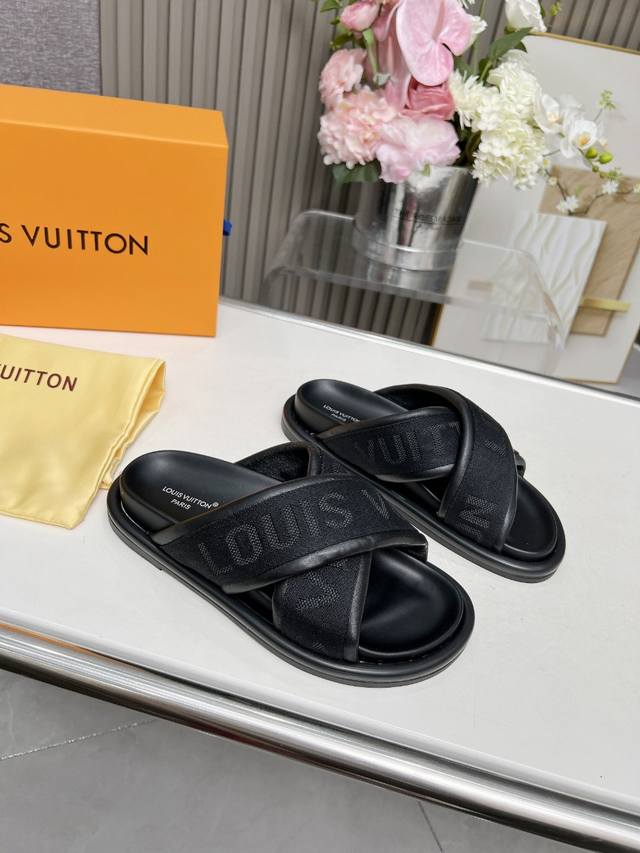Louis Vuitton路易威登春夏新款拖鞋火爆上市，1:1高级定制，秒杀一切仿品，原版开模logo装饰，既时尚又美观，面料:进口羊皮，内里羊皮，精美原版鞋楦
