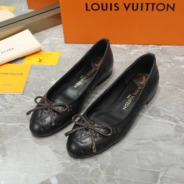 Louis Vuitton 路易威登 24新款压花凉鞋 单鞋 鞋面：牛皮 内里：羊皮 鞋底：意大利真皮大底 跟高：1.5Cm 码数：35-41