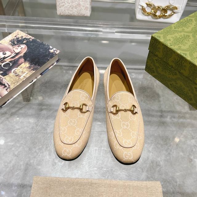 1819-11柠檬黄 35-41 Gucci Jordaan系列乐福鞋是可贯穿四季的经典单品。经典廓形在gucci全新系列以别致的黄色gg丹宁面料焕新呈现。 黄