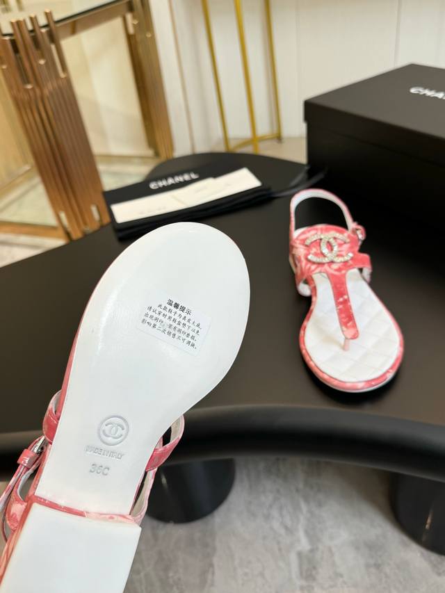 Chanel 经典一字带凉鞋 每年春夏的爆款，不断增加新色。意大利进口小羊皮，原版五金扣，羊皮垫脚，进口真皮大底！跟高2Cm Size:35-39 34.40.