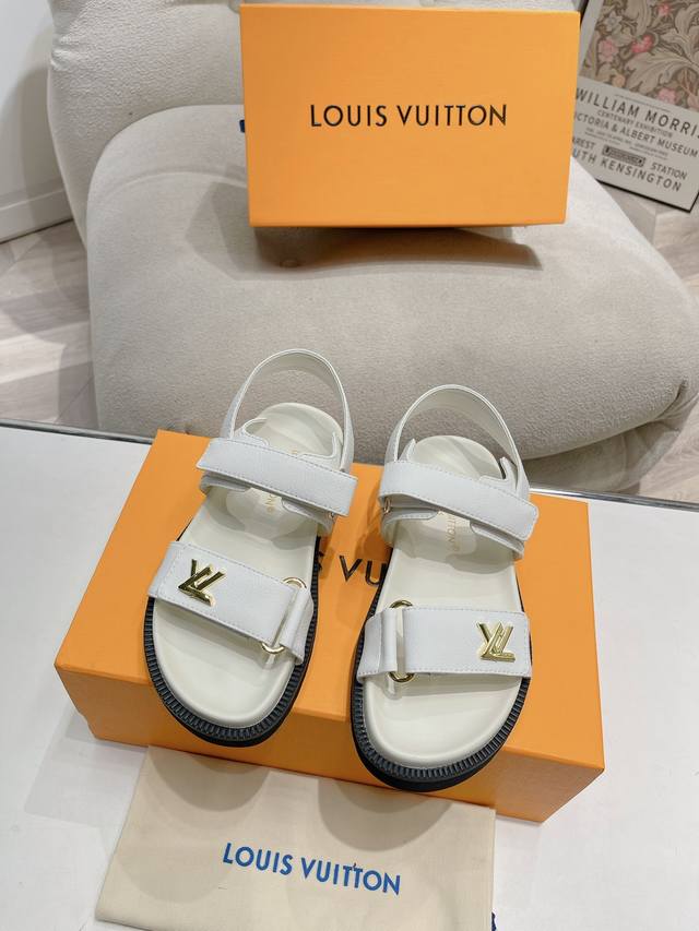 厚底10 Louis Vuitton 路易威登女士2023新款凉鞋 Lv Sunset Comfort平底凉鞋以精致拉菲草鞋面道出手工艺格调，搭配韧性鞋垫和轻盈