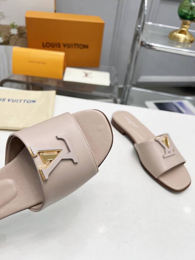 Louis Vuitton 路易威登女士新款凉鞋 Lv Sunset Comfort平底凉鞋以精致牛皮面羊皮里，鞋面道出手工艺，搭配真皮底* 穿着体验。鞋面lv