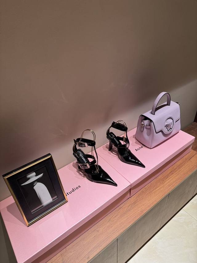 2024米兰时装秀场同步更新 Versace美杜莎的完美诠释 很浓郁的意式风格搭配闪钻 脚背金色的品牌logo的装饰加持后空设计 太有味道了，尖头加持，完美线条