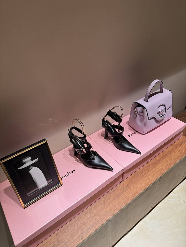 2024米兰时装秀场同步更新 Versace美杜莎的完美诠释 很浓郁的意式风格搭配闪钻 脚背金色的品牌logo的装饰加持后空设计 太有味道了，尖头加持，完美线条