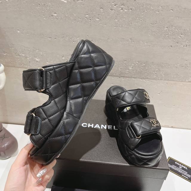顶级版本 Chanel香奈尔 C家小香24Ss新款坡跟露趾高跟凉鞋 顶级专柜品质，上脚那一刻还是不要超级惊艳所有材质都根据原版定制！ 鞋面：进口牛皮 内里：进口