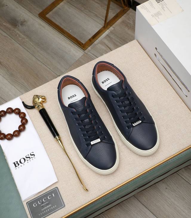 Boss 2024原版系带男鞋 经典款休闲鞋本款是官方主打经典款，1:1质量，原厂名师制作，采用头层牛皮鞋面舒适牛皮内里 鞋垫，完美楦型，大方时尚的设计，吸引了