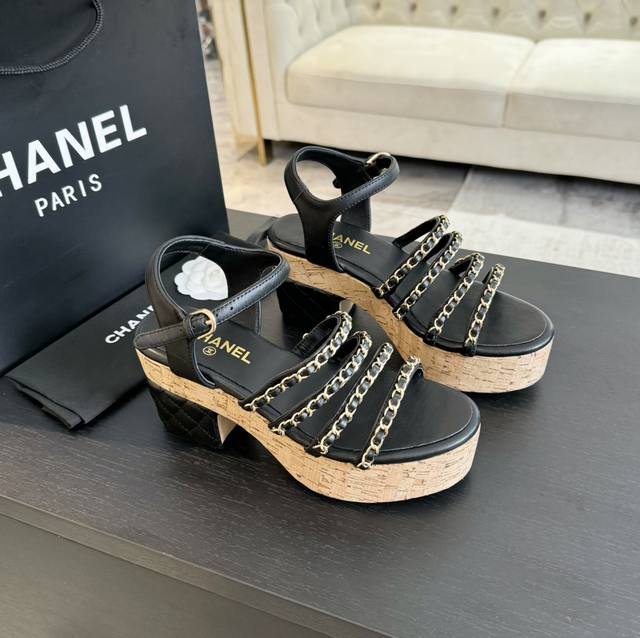 Chanel 小香2024最新走秀时装 水钻链条装饰 高跟鞋 顶级品质！ 精确到1：1 轻奢而不累脚、上脚可随意搭配春夏的服饰、更加彰显质感和品味、简约中带奢华