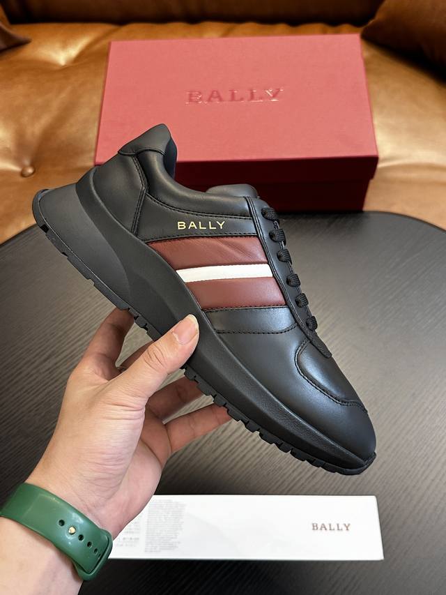 新款 巴利 Bally男士鞋带运动鞋 Demyl 属于 Bally 全新跑步风系列，是一款高性能运动鞋，配有 Vibram Megagrip 外底，无论踏足于干 - 点击图像关闭