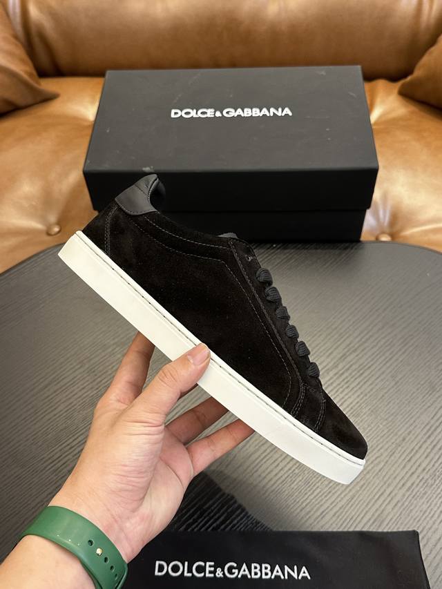 最新 Dolce&Gabbana D&G杜嘉班纳，男士运动鞋！采用小牛皮材质，牛皮内里。Dg大logo扣标识，轻便舒适，橡胶底。码数39-44 38，45定做