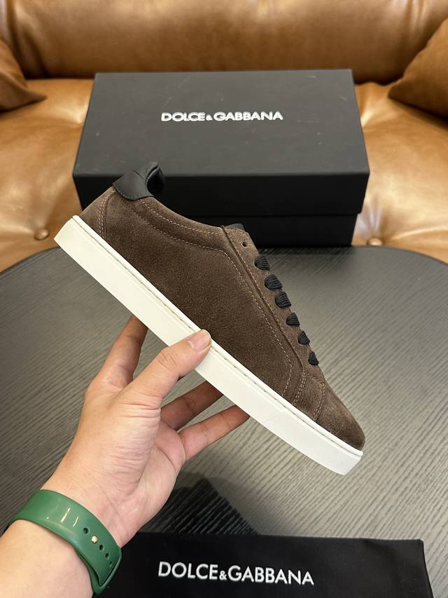 最新 Dolce&Gabbana D&G杜嘉班纳，男士运动鞋！采用小牛皮材质，牛皮内里。Dg大logo扣标识，轻便舒适，橡胶底。码数39-44 38，45定做