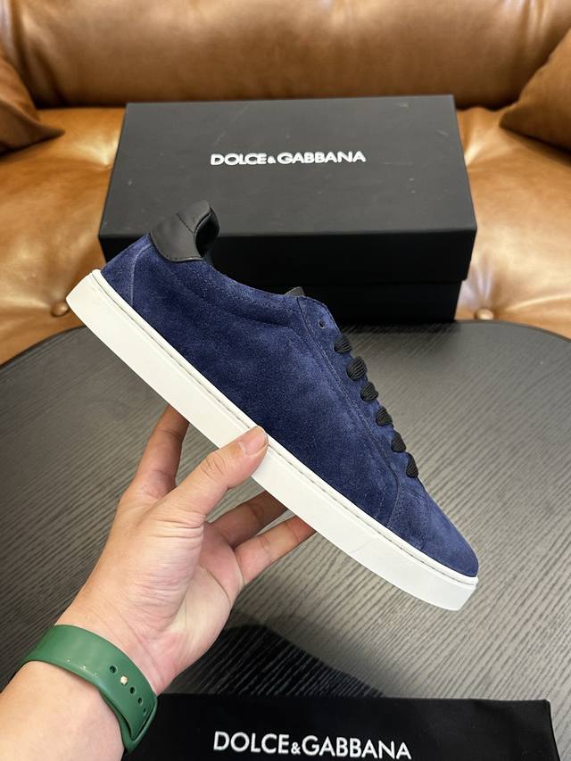 最新 Dolce&Gabbana D&G杜嘉班纳，男士运动鞋！采用小牛皮材质，牛皮内里。Dg大logo扣标识，轻便舒适，橡胶底。码数39-44 38，45定做 - 点击图像关闭