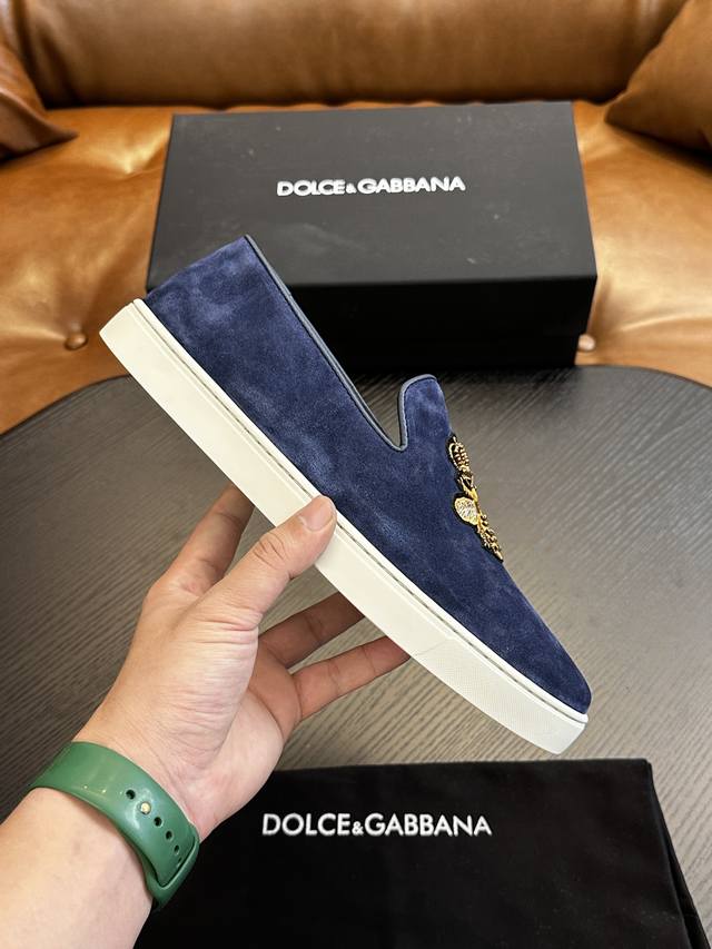 最新 Dolce&Gabbana D&G杜嘉班纳，男士运动鞋！采用小牛皮材质，牛皮内里。Dg大logo金属扣标识，轻便舒适，橡胶底。码数39-44 38，45定