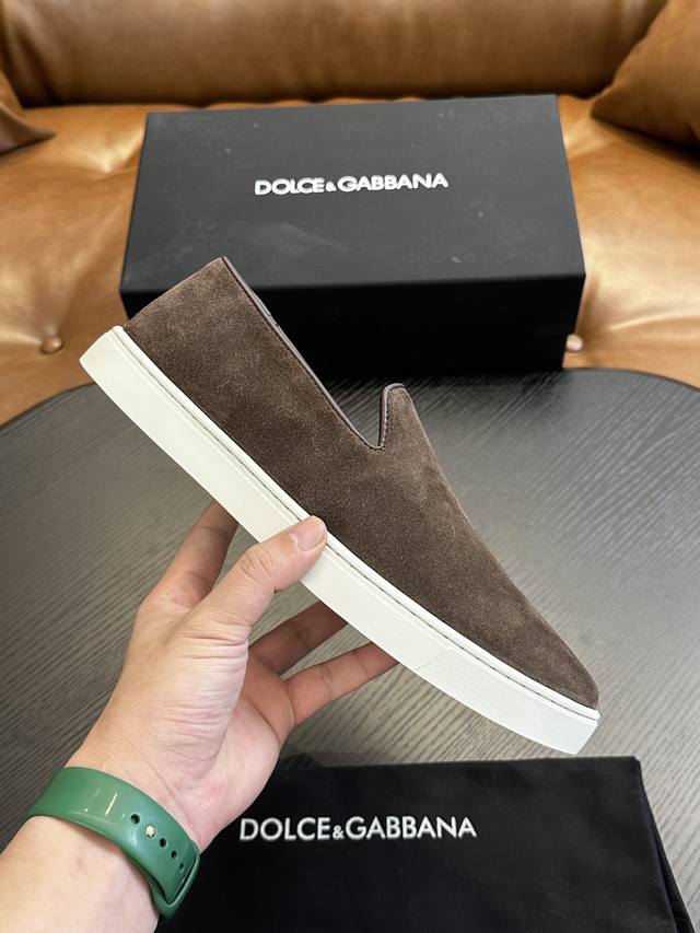 最新 Dolce&Gabbana D&G杜嘉班纳，男士运动鞋！采用小牛皮材质，牛皮内里。Dg大logo金属扣标识，轻便舒适，橡胶底。码数39-44 38，45定 - 点击图像关闭