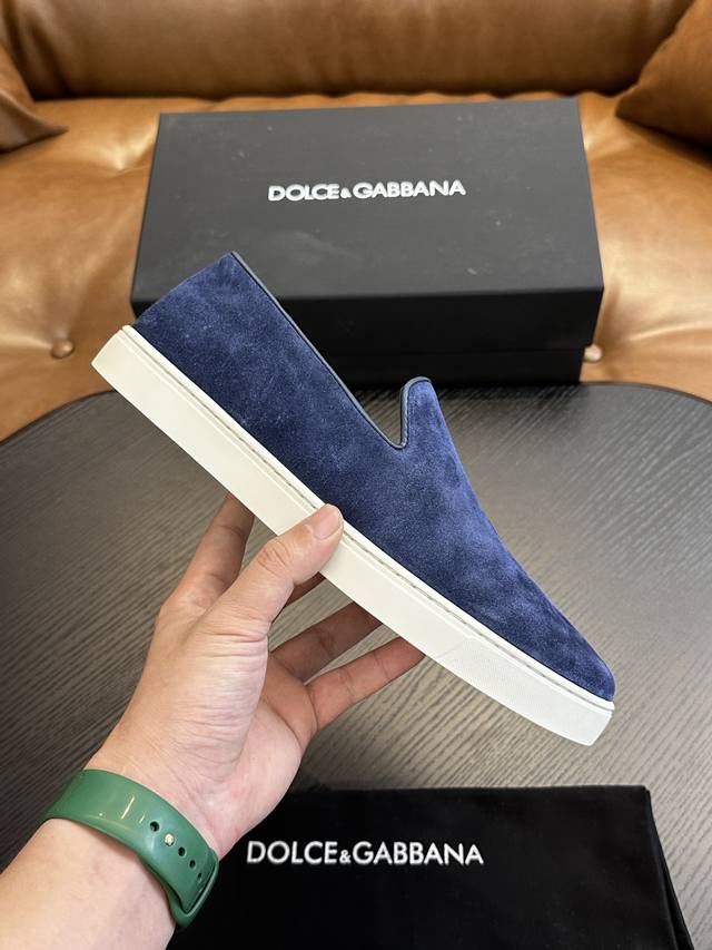最新 Dolce&Gabbana D&G杜嘉班纳，男士运动鞋！采用小牛皮材质，牛皮内里。Dg大logo金属扣标识，轻便舒适，橡胶底。码数39-44 38，45定
