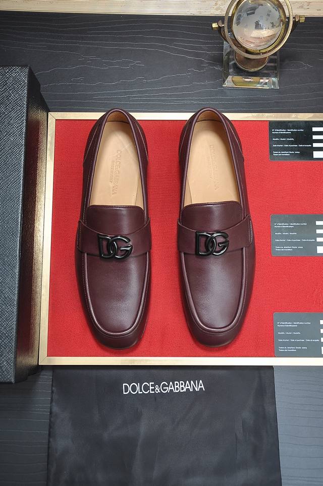 出厂价 D&G Bernini 系列莫卡辛鞋，点缀全新仿古标牌。采用 Mino 小牛皮制成，复古与亮泽质感相得益彰，释放当代考究魅力 Size 38-44 45