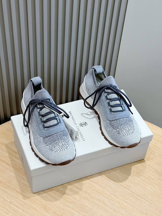 Brunello Cucinelli飞织男士运动鞋 珍贵纱启发了新运动鞋的设计，飞织鞋面以现代方式诠释经典款式。半抛光小牛皮饰条凸显在薄而舒适的针织物上，以鲜明
